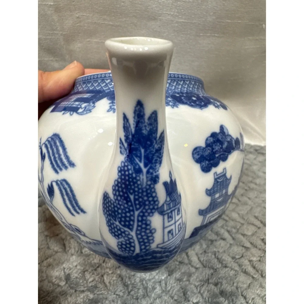 HIC China Blue Willow Teapot Ceramic Blue and White Chinoiserie Tea Pot with Lid